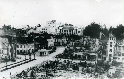 Tartu the ruins. At the forefront of the New Market and Aleksandri t corner.  On the street Shelli gasoline pipeline, behind the theatre Vanemuine. 1941  duplicate photo