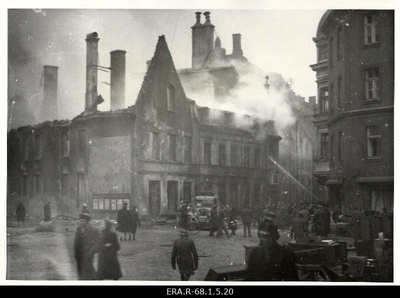 Vaade märtsipommitamise käigus kannatada saanud hoonele Vana-Posti ja Suur-Karja tänava nurgal rünnakule järgnenud päeval  duplicate photo
