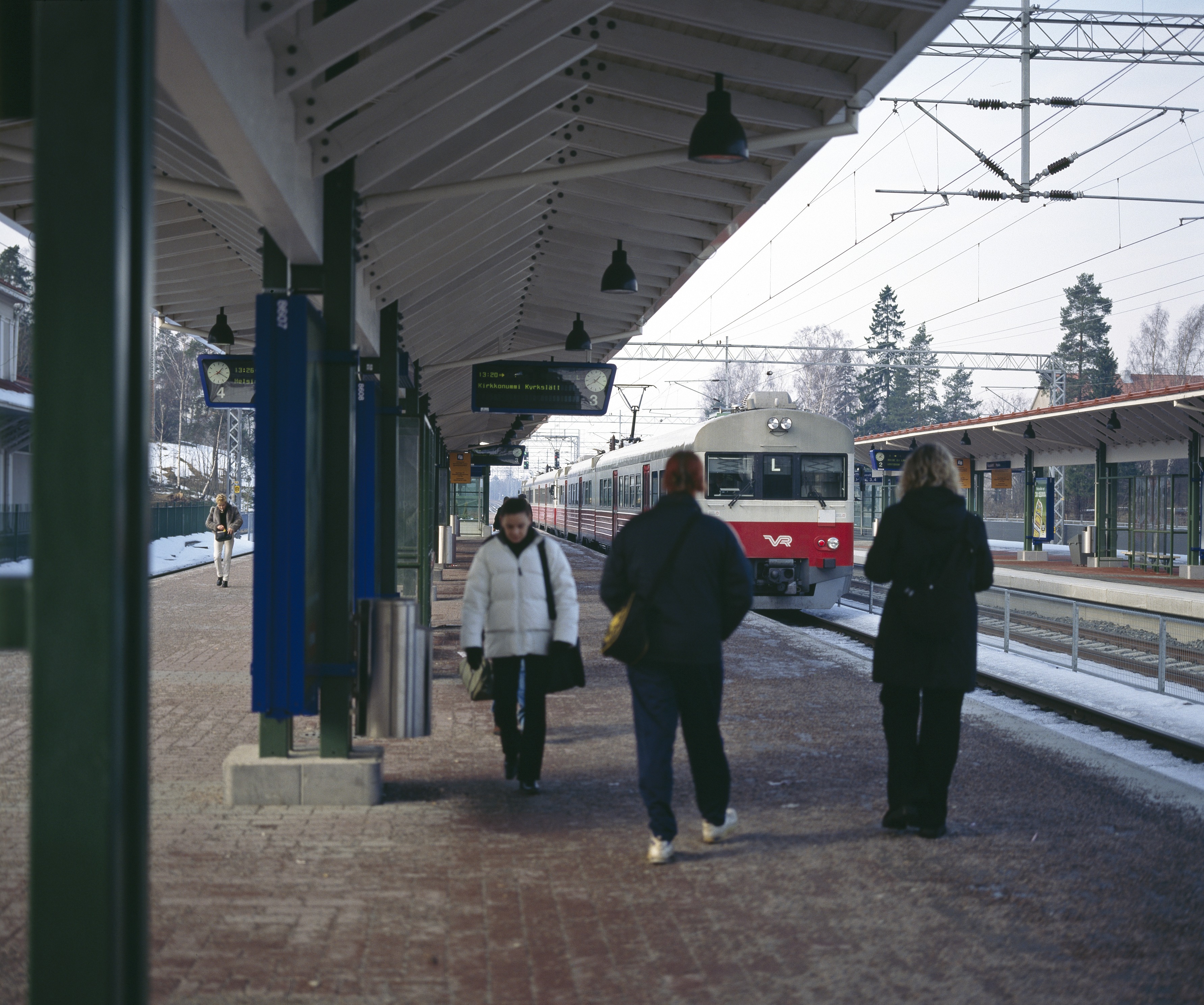 Paikallisjuna saapumassa Huopalahden rautatieasema – Toivari Esko HKM,  valokuvaaja - Ajapaik