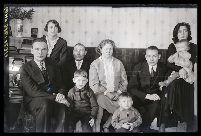 Perekondlik ülesvõte (lapsed, vanemad) ruumis.