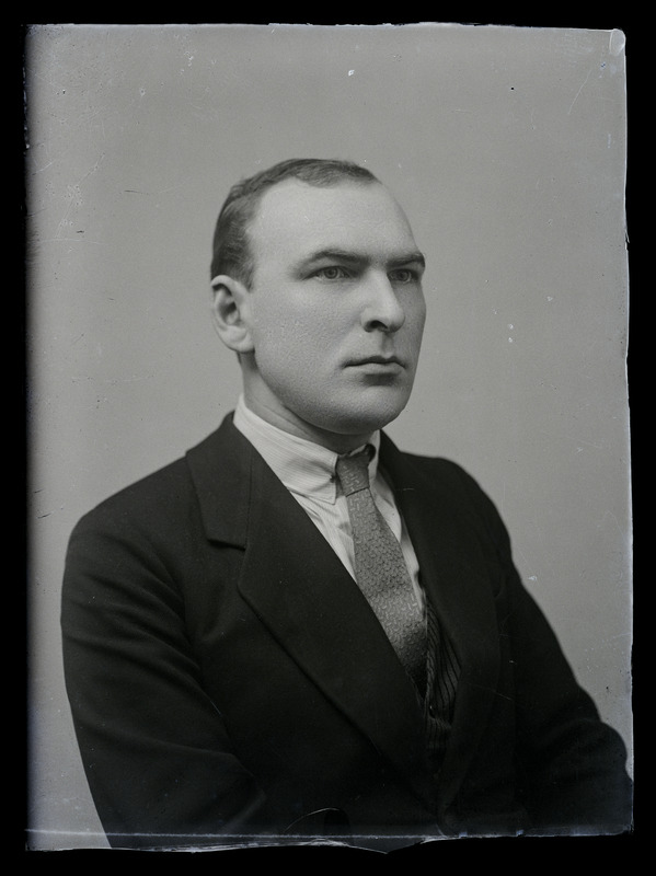 Elmar Kaldi portree, poolprofiilis.