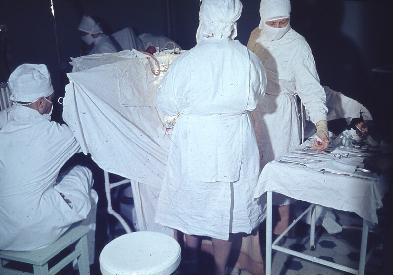 Operatsioonil TÜ Närvikliinikus dr. Väino Sinisalu, Ruth Paimre ja Helene Rüpp 1968. a.