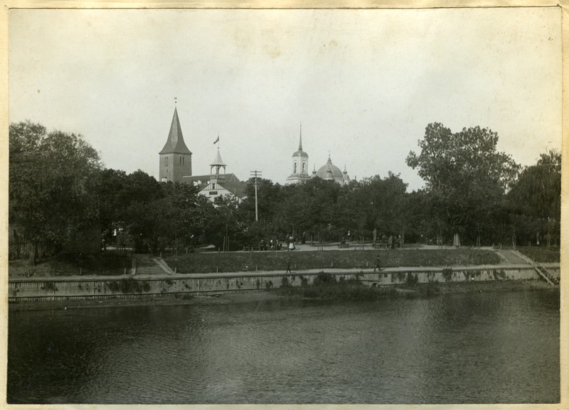 Tartu. Puiestik Emajõe ääres