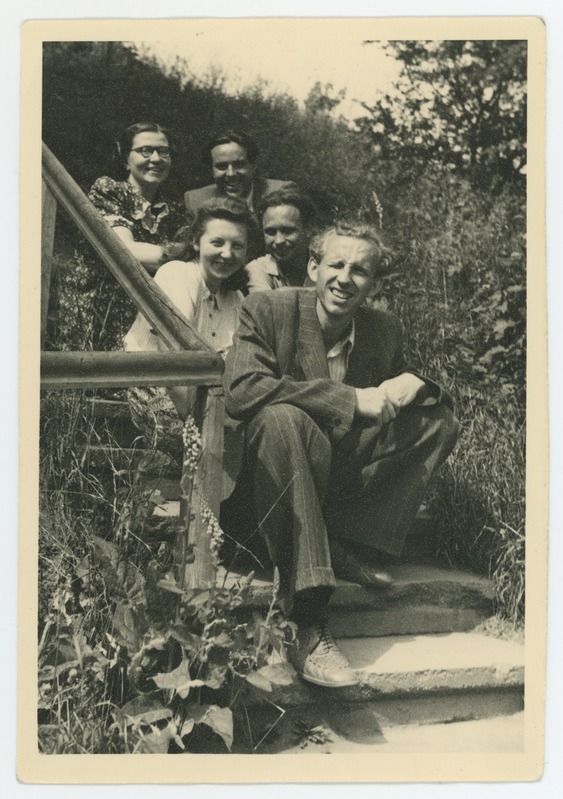 Jakobi tänava äärsel trepil istuvad (tagant ettepoole): Niina Raid, Huno Rätsep, Salme Nigol, Karl Kont, Valdek Pall 4. juulil 1953. a. Foto suurus 8,7x12,7 cm.