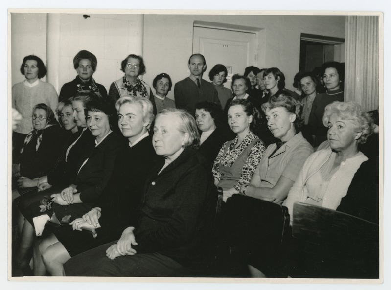 Kauaaegse Tartu ülikooli kassiiri Elfriede Saare 70. sünnipäeva tähistamine ülikooli aulas, 7. X 1968. a. Paremalt I reas: Kõrts, Reiman, Odrats, Vissel, Temmo, paremalt II reas: Põltsamaa, Toots, Marta Raisma, Kilberg. Seisavad vasakult: Kivistik, Taggel, Niina Raid, Pikkat, Eduard Sakk (5), Tiiu Kiik, Malle Laar ning äärmisena Malle Salupere. Foto suurus 15,7x11,5 cm.