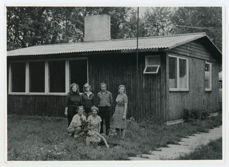 Läänemaal murdekogumise ekspeditsioonil 15. VIII 1973. a. Reisist osavõtjad Penijõel. Esireas vasakult Niina Raid ja Ellen Turu. Tagareas vasakult Maara Veinberga, Tiiu Ojanurme, keegi meesterahvas ja Aino Valmet. Foto suurus 17,5x12,5 cm.