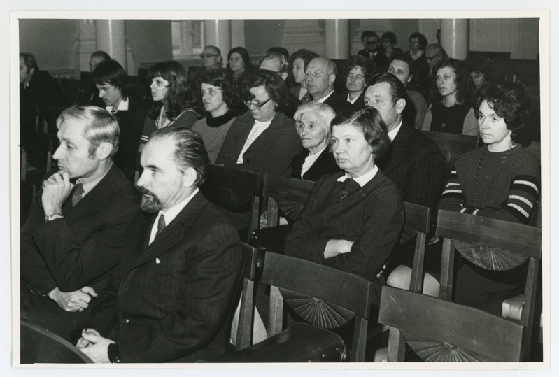 Tartu ülikooli aulas Huno Rätsepa ja Ago Künnapi doktoridissertatsiooni kaitsmisel 15. XI 1974. a. Esiplaanil vasakult Sulev Vahtre, Karl Siilivask, (keskel) Huno Rätsep, Huno Rätsepa ema, Tiina Nurk. Foto suurus 17,5x11,7 cm.