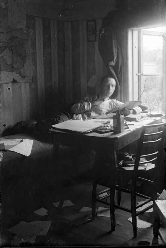 Mees lamamas kušettil