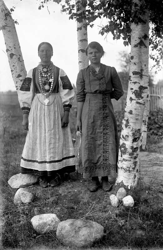 Kaks rahvariietes naist