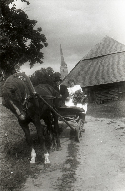 Naine ja mees vankril sõitmas (Rõngu kiriku leer)