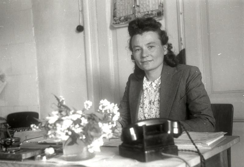 Naine kirjutuslaua taga (internaadis)