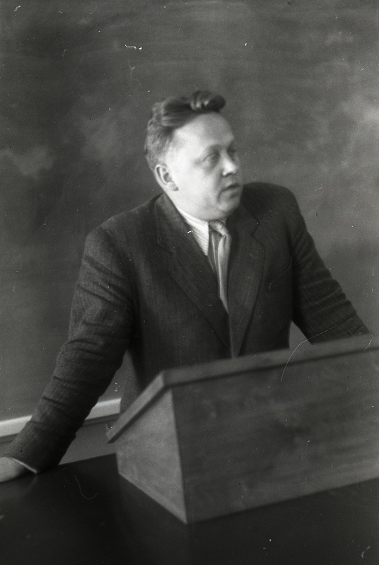 TRÜ farmatseutilise keemia kateedri vanemõppejõud (1945-46) August Siim loengut pidamas.