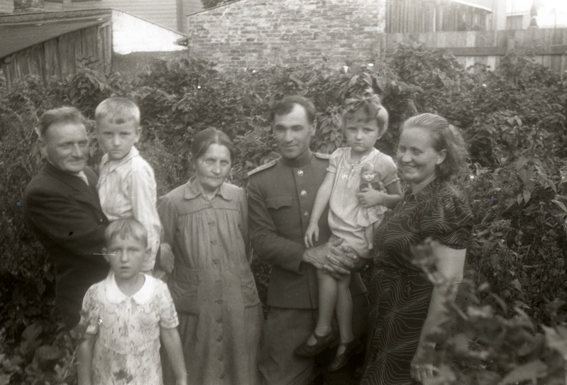 Kapten Lõhmus (keskel) perega