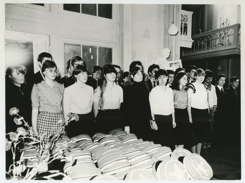 Tartu ülikooli esmakursuslaste inauguratsioon ülikooli ajaloo muuseumis 1982. a.