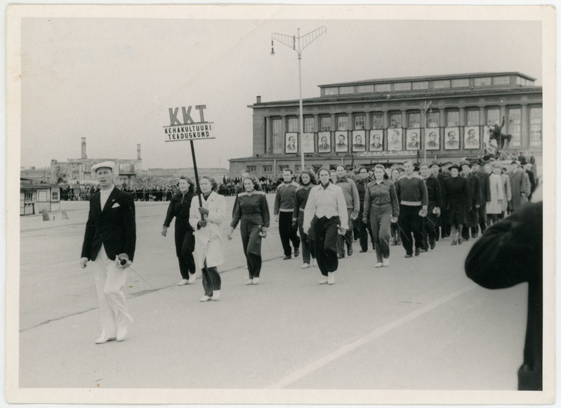 1940ndate aastate lõpus paraadil. Ees kõnnivad Juta Kama, M.Viirimäe-Selg, Lunin.