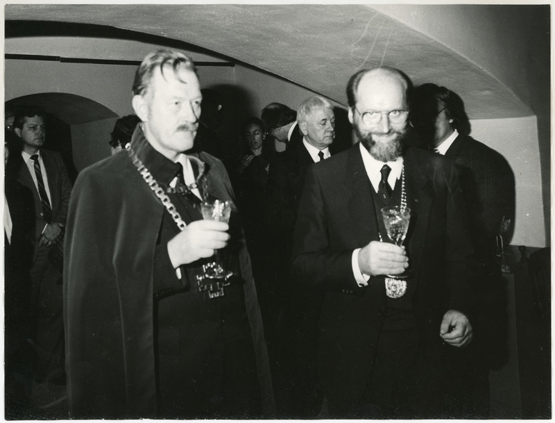 Vestlevad audoktorite promov. järel korraldatud väikesel šampuse veerandtunnil paremalt Helsingi Ülikooli rektor ja Stockholmi ülikooli rektor. Vasakul Oulu ülikooli rektor.