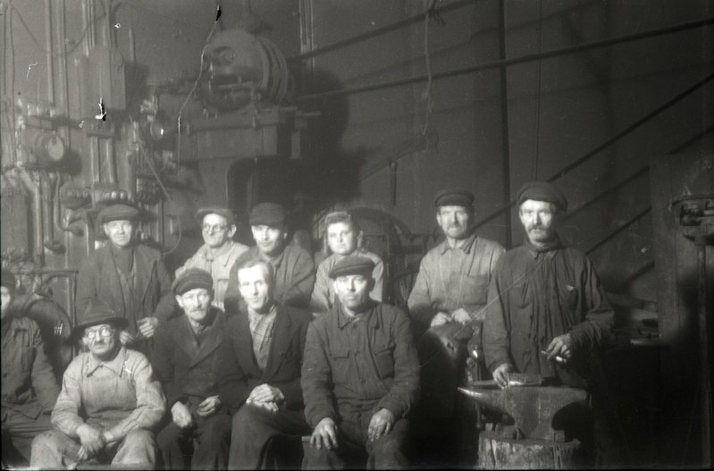 Ülikooli mehaanika tööstuse juhataja Pungar ja tööstustöölised