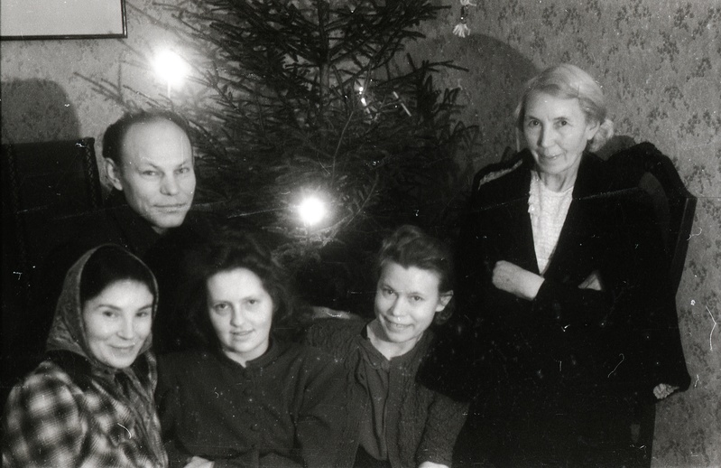 Prof Konstantin Ramuli perekond. Vasakul Olga Ramul, esireas paremal tütar Valentina Varjun (jõulud)