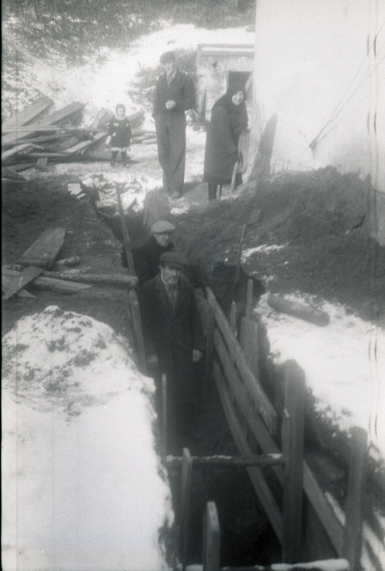 Inimesed kraavi kaevamas (taastamine)