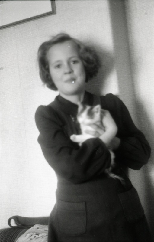 Tüdruk kassipoeg süles (Kubjase pool)