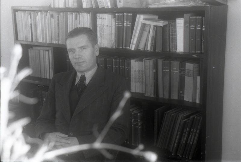 TRÜ psühhiaatria kateedri juhataja (1941–75), arstiteaduskonna prodekaan (1944–49)  Elmar Karu kirjutuslaua taga