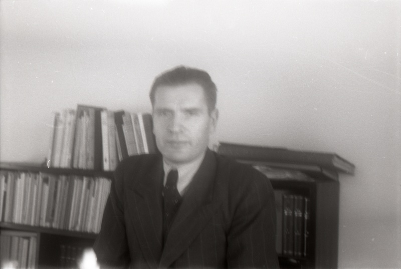 TRÜ psühhiaatria kateedri juhataja (1941–75), arstiteaduskonna prodekaan (1944–49)  Elmar Karu kirjutuslaua taga