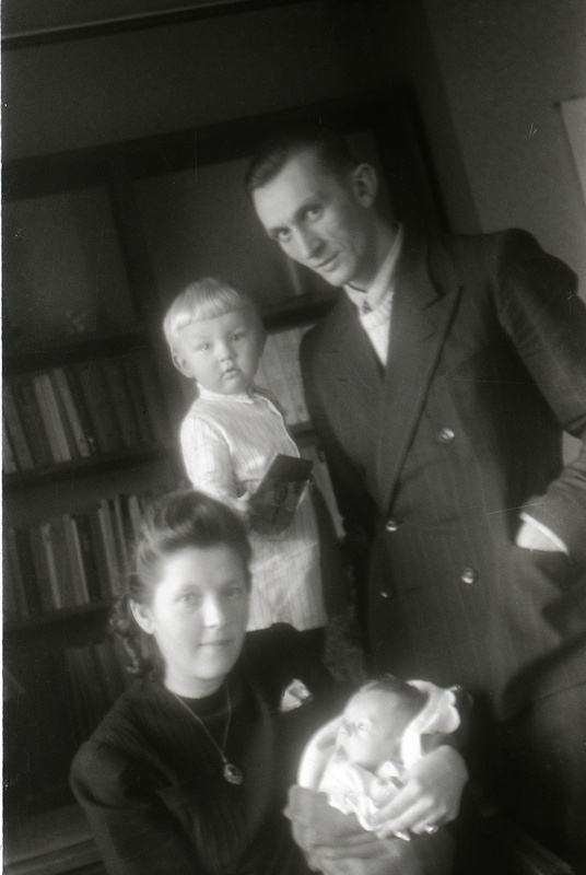 TRÜ teaduskonnasisehaiguste kateedri assistent (1944-50) Valve Saarma ja TRÜ vaimu- ja närvihaiguste kliiniku praktikant (1943-45) Jüri Saarma lastega