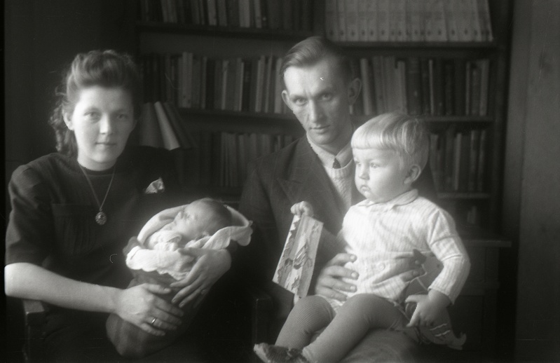 TRÜ teaduskonnasisehaiguste kateedri assistent (1944-50) Valve Saarma ja TRÜ vaimu- ja närvihaiguste kliiniku praktikant (1943-45) Jüri Saarma lastega