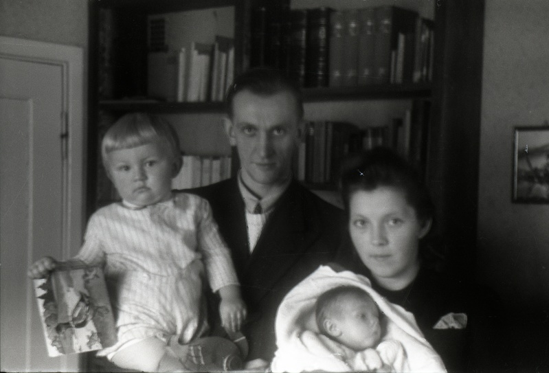 TRÜ teaduskonnasisehaiguste kateedri assistent (1944-50) Valve Saarma ja TRÜ vaimu- ja närvihaiguste kliiniku praktikant (1943-45) Jüri Saarma lastega