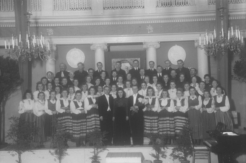 Segakoor mängu- ja lauluseltsi Vanemuise 80. aastapäeva kontserdil, dirigent Richard Ritsing (keskel)