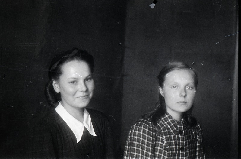 Kaks naist (Nõmmikul (Miita) - töölised (?)