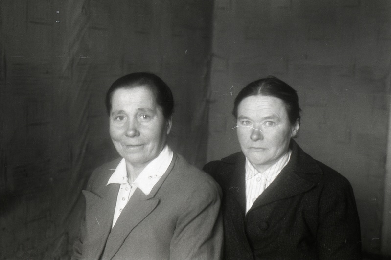 Kaks naist (Nõmmikul (Miita) - töölised (?)