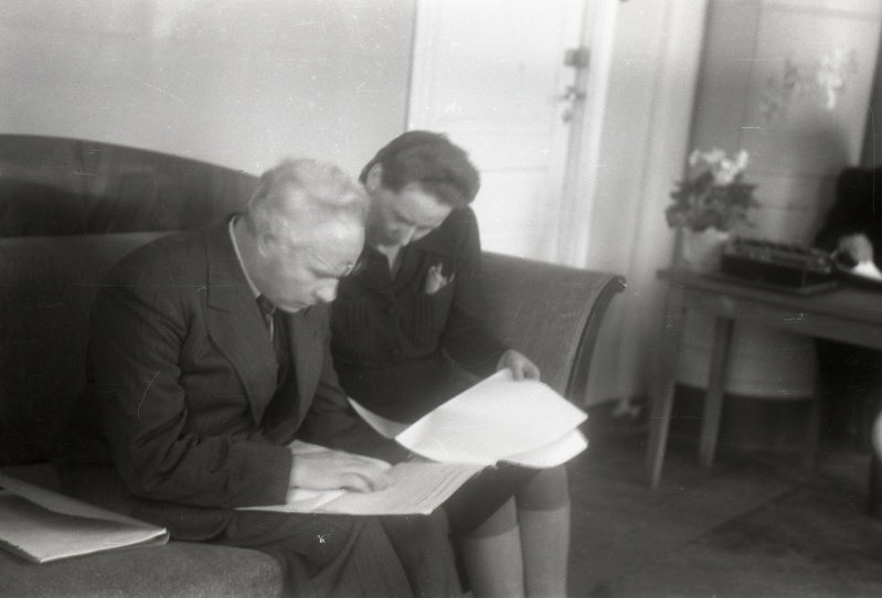 TRÜ haldusprorektor (1944-46) Gerhard-Johannes Rägo ja TRÜ sekretär Salme Nõmmik