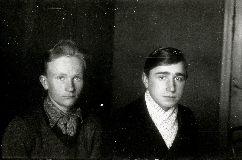 Kaks noormeest (Nõmmikul (Miita) - töölised (?)