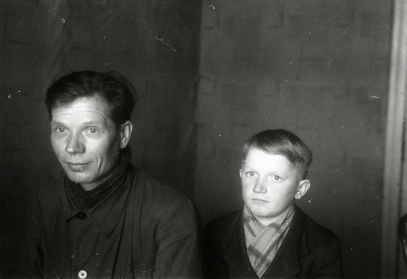 Mees ja väike poiss (Nõmmikul (Miita) - töölised (?)