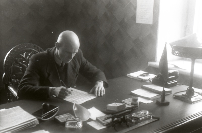 TRÜ õppeprorektor (1944-48) Harald Habermann kirjutuslaua taga