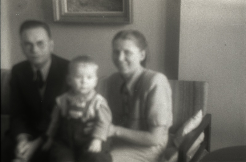 Kõrva-nina-kurguarst, TÜ õppejõud, otorinolarüngoloogia ja oftalmoloogia liitkateedri juhataja (1944-1975), kõrva-nina-kurguhaiguste kliiniku peaarst (1944-1951) prof Elmar Siirde koos abikaasa ja pojaga