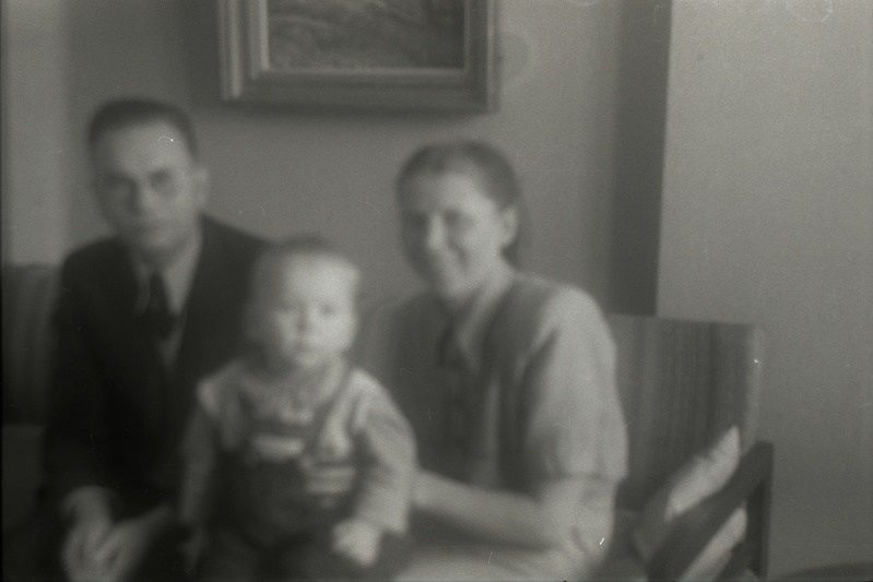 Kõrva-nina-kurguarst, TÜ õppejõud, otorinolarüngoloogia ja oftalmoloogia liitkateedri juhataja (1944-1975), kõrva-nina-kurguhaiguste kliiniku peaarst (1944-1951) prof Elmar Siirde koos abikaasa ja pojaga