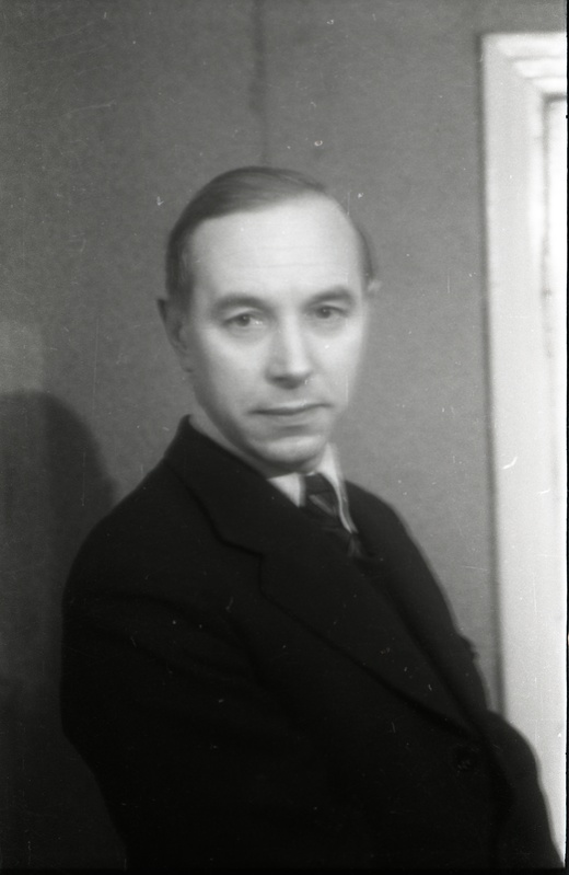 Kirjandusteadlane, luuletaja, slaavi ja balti filoloogia kateedri vanemõpetaja ning dotsent (1944-47) Valmar Adams