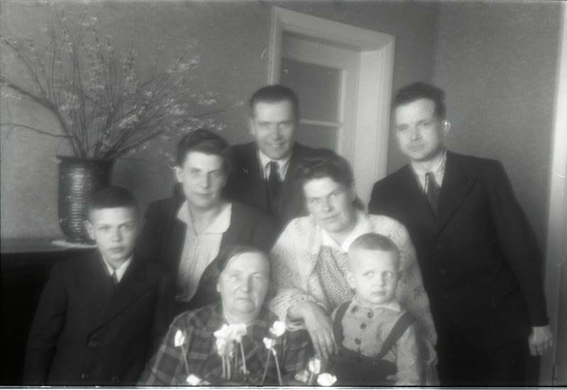 Prof Karu pere (prof Karu tagaplaanil vasakul)