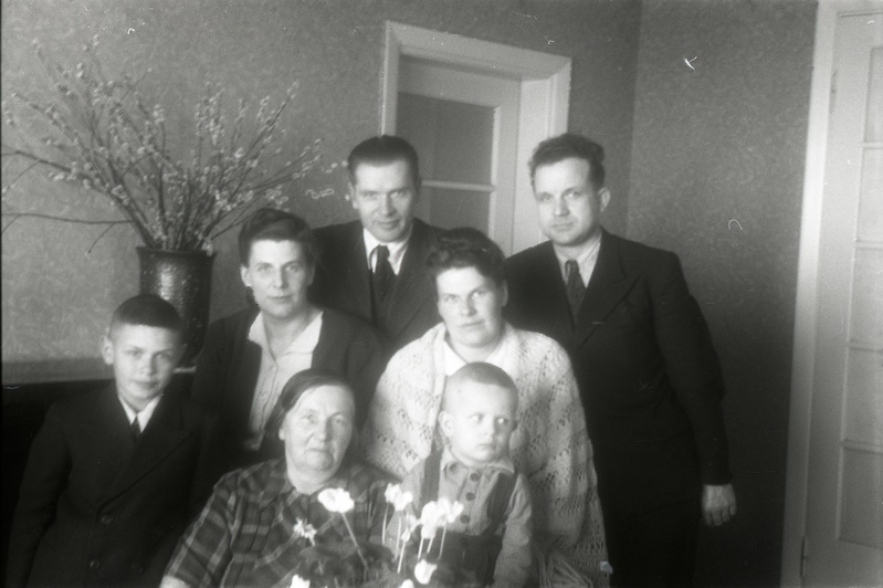 Prof Karu pere (prof Karu tagaplaanil vasakul)