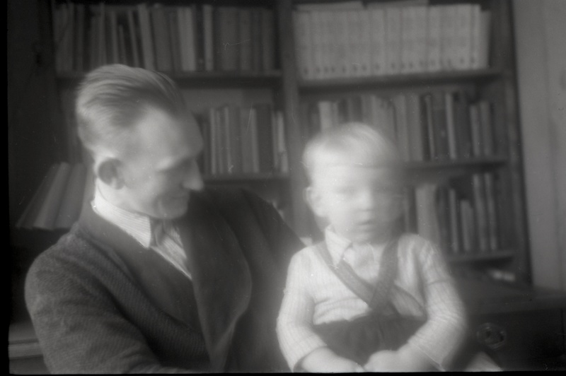 TRÜ psühhiaatria ja kohtuarstiteaduskonna kateedri assistent (1945-49) Jüri Saarma pojaga