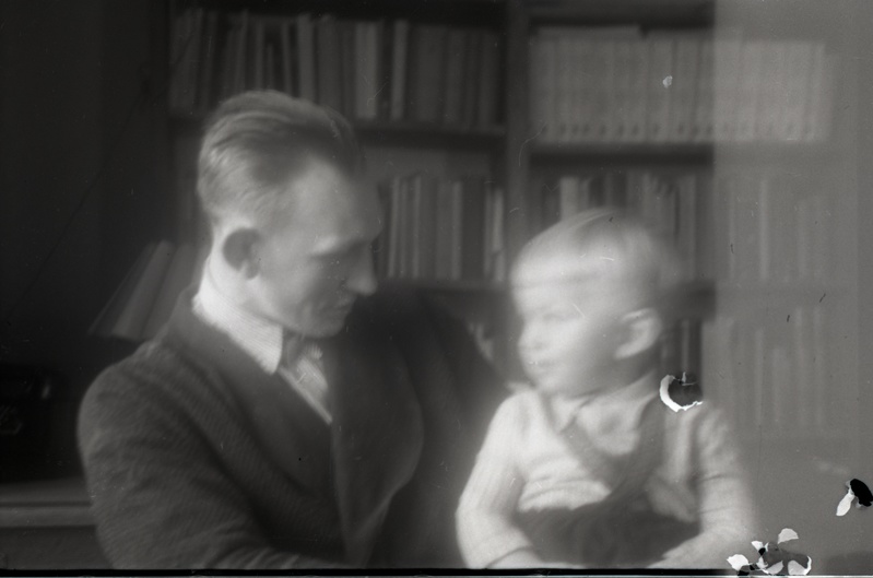 TRÜ psühhiaatria ja kohtuarstiteaduskonna kateedri assistent (1945-49) Jüri Saarma pojaga