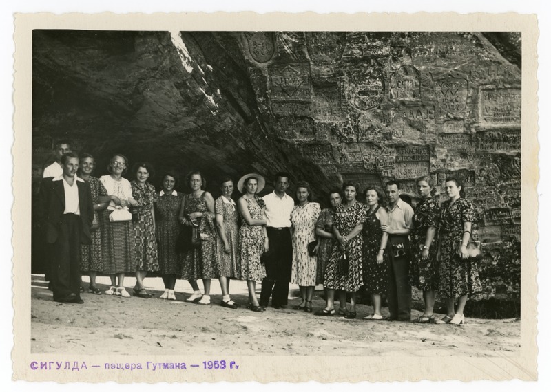 Paula Palmeos suure rühma inimestega Siguldas 1953. a