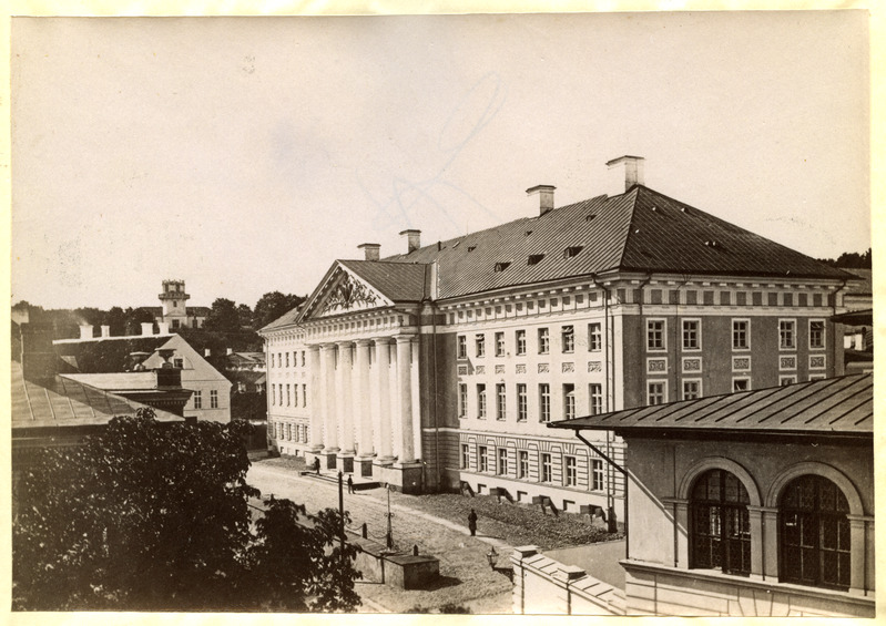 Tartu (Keiserliku) Ülikooli peahoone, taamal tähetorn.
