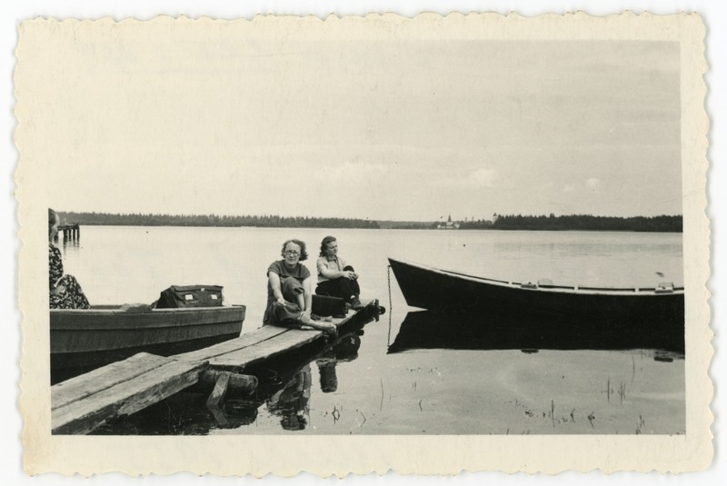 Lilian Vellerand ja Paula Palmeos Valdai järve ääres, juuli 1955