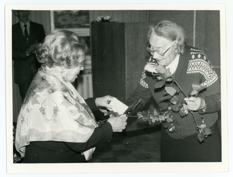 Paula Palmeos õnnitlemas vanemat daami