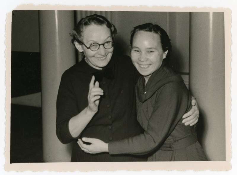 Paula Palmeos koos tundmatu naisega, veebruar 1957