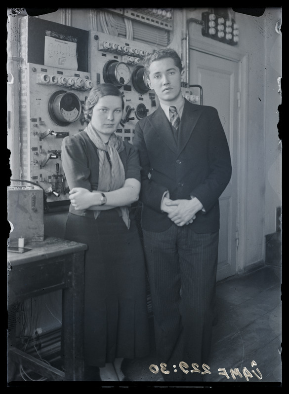 Noormees ja neiu füüsikalaboratooriumis