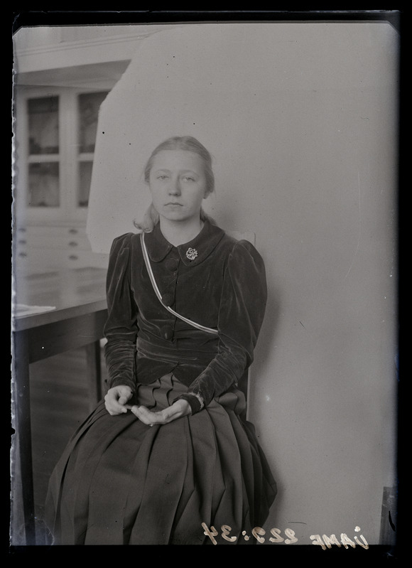 Tütarlaps värvipaelaga